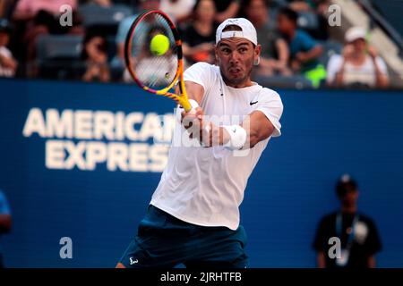 Flushing Meadows, New York, USA. 24. August 2022. Rafael Nadal aus Spanien übt heute im National Tennis Center in Flushing Meadows, New York, für die U.S. Open. Das Turnier beginnt am kommenden Montag. Quelle: Adam Stoltman/Alamy Live News Stockfoto