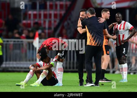 EINDHOVEN - (lr) Cody Gakpo vom PSV Eindhoven, Savio Moreira De Oliveira vom PSV Eindhoven, PSV-Trainer Ruud van Nistelrooy enttäuscht während des UEFA Champions League-Play-off-Spiels zwischen PSV Eindhoven und dem Rangers FC am 24. August 2022 im Phillips-Stadion in Eindhoven, Niederlande. ANP OLAF KRAAK Stockfoto