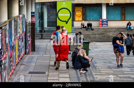 George Square, Edinburgh, Schottland, Großbritannien, 24.. August 2022. Red Dress Run: Die jährliche Veranstaltung findet statt, bei der Läufer in roten Kleidern durch die Stadt laufen, um Geld für wohltätige Zwecke zu sammeln. Kredit: Sally Anderson/Alamy Live Nachrichten Stockfoto