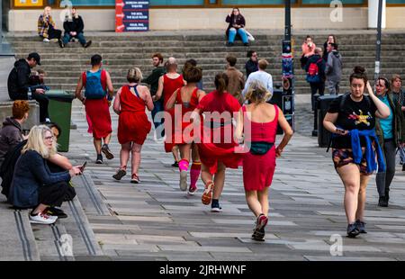 George Square, Edinburgh, Schottland, Großbritannien, 24.. August 2022. Red Dress Run: Die jährliche Veranstaltung findet statt, bei der Läufer in roten Kleidern durch die Stadt laufen, um Geld für wohltätige Zwecke zu sammeln. Kredit: Sally Anderson/Alamy Live Nachrichten Stockfoto