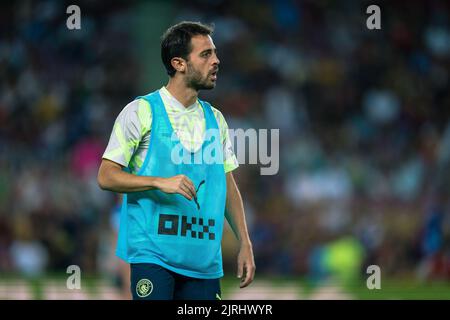 Barcelona, Spanien, 24, August 2022. Spanien-Fußball- Freundschaftsspiel zugunsten der als-Forschung zwischen dem FC Barcelona und Manchester City. (20) Bernardo Silva Erwärmung. Quelle: JG/Alamy Live News Stockfoto