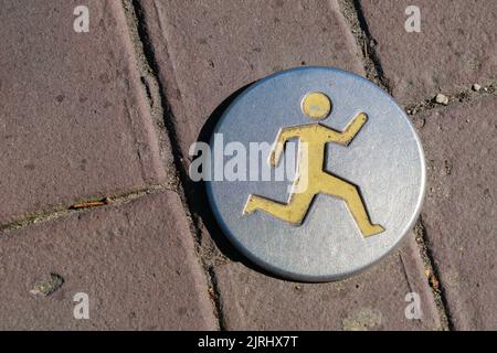 Silhouette eines Laufmanns auf dem Bürgersteig in Amsterdam Stockfoto