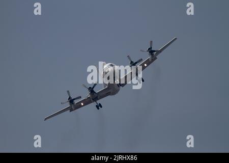 Ein Lockheed (Kawasaki) UP-3C Orion Maritime Aufklärungsflugzeug mit dem Air Development Squadron 51 in Atsugi, Airbase in Kanagawa, Japan. Stockfoto