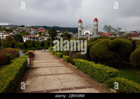 Eine schöne Aufnahme der Zarcero Kirche mit Vorgarten in Costa Rica Stockfoto