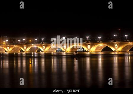 Nachtansicht der berühmten Brücke von Bordeaux genannt Le Pont de Pierre, Grironde, Aquitaine. Frankreich Stockfoto