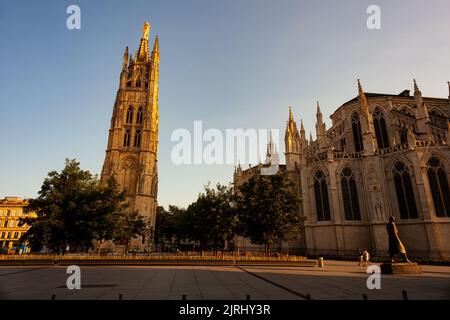 Blick auf die Primatial Cathedral of St Andrew bei Sonnenuntergang, Bordeaux. Frankreich Stockfoto