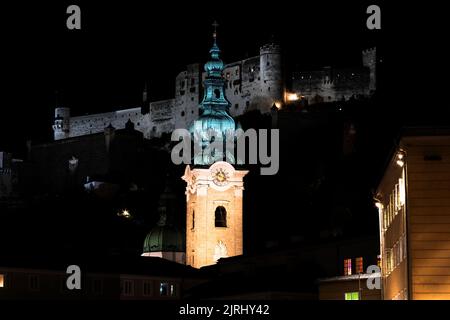 Schöner Blick auf den beleuchteten Nachtturm von Dom und Festung Hohensalzburg, Salzburg in Österreich Stockfoto