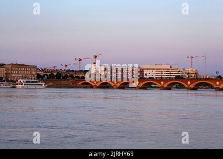 Blick auf die berühmte Brücke von Bordeaux namens Le Pont de Pierre, Grironde, Aquitaine. Frankreich Stockfoto