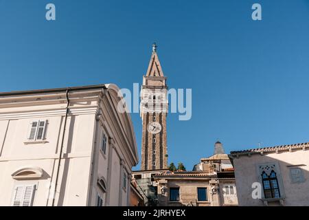 Die Gebäude und der Kirchturm vom Tartini-Platz in Piran aus gesehen Stockfoto