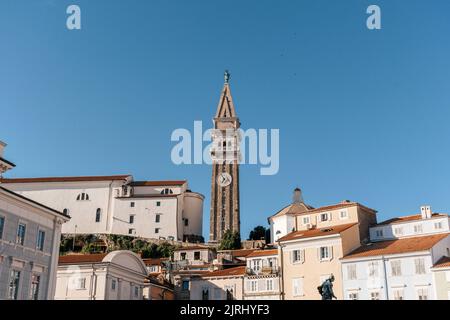 Die Gebäude und der Kirchturm vom Tartini-Platz in Piran aus gesehen Stockfoto