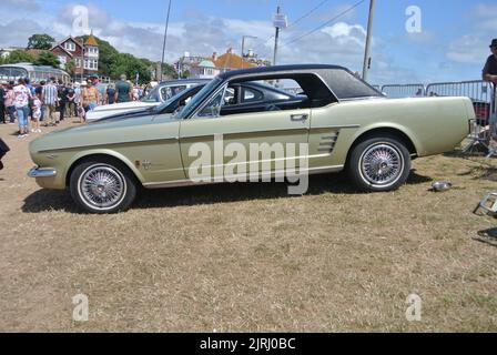 Ein Ford Mustang aus dem Jahr 1966 wurde auf der Oldtimer-Ausstellung an der englischen Riviera in Paignton, Devon, England, Großbritannien, ausgestellt. Stockfoto