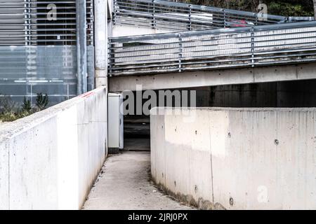 Tagsüber Eingang zum Parkplatz Stockfoto