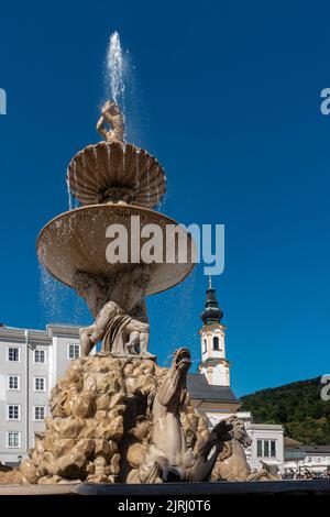 Eine vertikale Aufnahme eines Reitbrunnens vor dem Dom in der Salzburger Altstadt Stockfoto