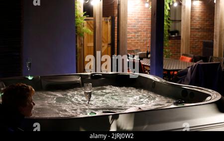 Entspannen und entspannen Sie sich im Whirlpool oder Whirlpool, im Whirlpool im Freien Stockfoto