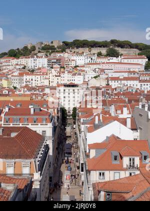 Lissabon hat ein erhöhtes Stadtbild mit der Burg St. George im Hintergrund, wie man sie vom berühmten Santa Justa Lift aus sieht. Portugal. Stockfoto