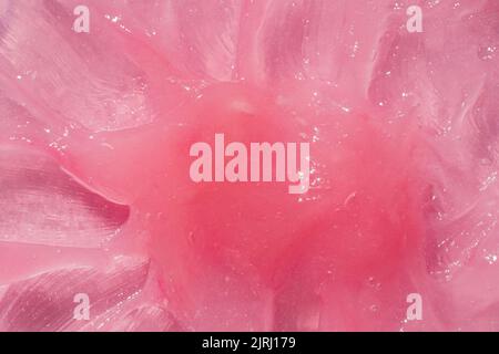 Rosa kosmetische Abstrich-Textur. Cremiger Balsam aus der Nähe. Feuchtigkeitsspendende und reinigende Kosmetikproduktprobe Stockfoto