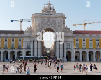 Handelsplatz und Rua Augusta Arch in Lissabon, Portugal. Stockfoto