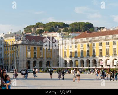 Handelsplatz in Lissabon, Portugal, mit der Burg St. George im Hintergrund. Stockfoto