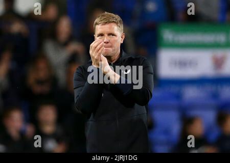 Birkenhead, Großbritannien. 24. August 2022. Eddie Howe, der Manager von Newcastle United, applaudiert den Fans am Ende des Spiels. EFL Carabao Cup round 2 match, Tranmere Rovers gegen Newcastle Utd im Prenton Park in Birkenhead, The Wirral am Mittwoch, 24.. August 2022. Dieses Bild darf nur für redaktionelle Zwecke verwendet werden. Nur zur redaktionellen Verwendung, Lizenz für kommerzielle Nutzung erforderlich. Keine Verwendung in Wetten, Spielen oder einem einzigen Club / Liga / Spieler Publikationen. PIC von Chris Stading / Andrew Orchard Sport Fotografie / Alamy Live News Kredit: Andrew Orchard Sport Fotografie / Alamy Live News Stockfoto