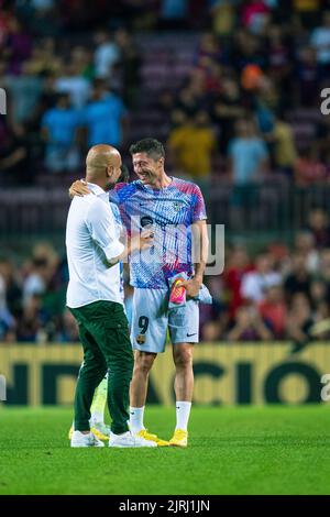 Barcelona, Spanien, 24, August 2022. Spanien-Fußball- Freundschaftsspiel zugunsten der als-Forschung zwischen dem FC Barcelona und Manchester City. PEP Guardiola (Cheftrainer) und (9) Robert Lewandowski. Quelle: JG/Alamy Live News Stockfoto