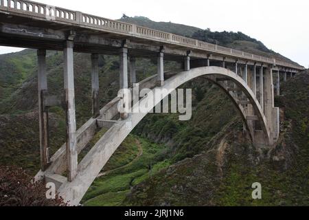 Rocky Creek Bridge am Highway 1, Kalifornien Stockfoto