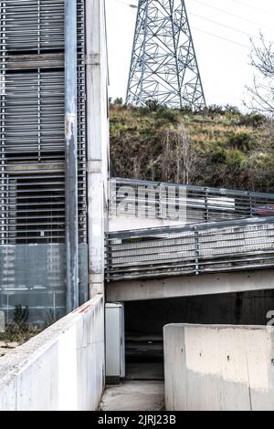 Tagsüber Eingang zum Parkplatz Stockfoto