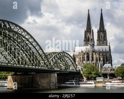 Blick auf Köln vom Rheinufer aus Stockfoto