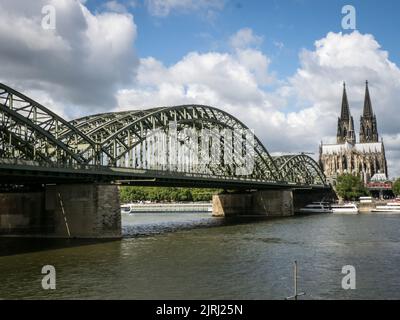 Blick auf Köln vom Rheinufer aus Stockfoto