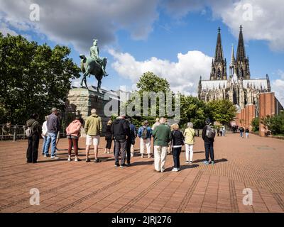 Blick auf Köln vom Rheinufer aus Stockfoto