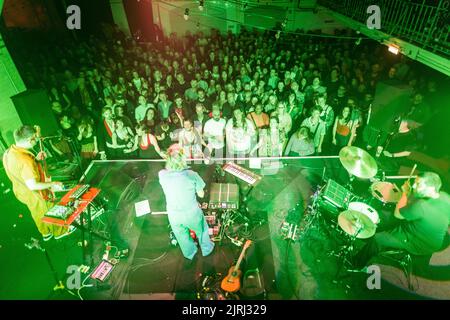 Edinburgh, Schottland. Mi, 24. August 2022. Die amerikanische Indie-Band Tune-Yards ist im Rahmen des Edinburgh Fringe Festivals 2022 auf der Bühne von Summerhall. Tune-Yards ist das kalifornische Musikprojekt von Merrill Garbus und Nate Brenner. Gegründet 2008, haben sie fünf Alben auf dem ikonischen 4AD Label veröffentlicht, wobei das jüngste ‘Sketchy’ im März 2021 veröffentlicht wurde. Stockfoto