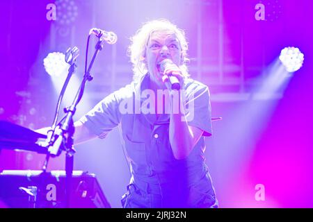 Edinburgh, Schottland. Mi, 24. August 2022. Die amerikanische Indie-Band Tune-Yards ist im Rahmen des Edinburgh Fringe Festivals 2022 auf der Bühne von Summerhall. Tune-Yards ist das kalifornische Musikprojekt von Merrill Garbus und Nate Brenner. Gegründet 2008, haben sie fünf Alben auf dem ikonischen 4AD Label veröffentlicht, wobei das jüngste ‘Sketchy’ im März 2021 veröffentlicht wurde. Stockfoto