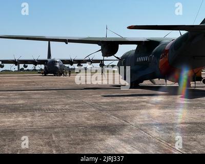 Ein HC-130J Combat King II Such- und Rettungsflugzeug, hinten, das dem Rettungsflügel 106. der New Yorek Air National Guard zugeordnet ist, ist für eine Mission vorbereitet, während die Flügelmitglieder am 22. August 2022 an der Übung Tapio teilnehmen. . Die New York Air National Guard unterhält Beziehungen zum Partnerschaftsprogramm des Staates mit Brasilien. Dies ist das zweite Jahr, in dem der Rettungsflügel 106., der auf der Gabreski Air National Guard Base in Westhampton Beach, New York, ansässig ist, an der jährlichen Übung teilgenommen hat. (USA Foto der Air National Guard von Maj. Michael O'Hagan) Stockfoto