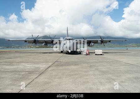 Das U.S. Air Force 17. Special Operations Squadron AC-130J Ghostrider-Gunship, das der Cannon Air Force Base, New Mexico, zugewiesen wurde, ist nach der Kaneohe Bay Air Show auf der Marine Corps Air Station Kaneohe Bay, Marine Corps Base Hawaii, 13. August 2022 zu sehen. Die Kaneohe Bay Airshow ist eine zweitägige Veranstaltung, bei der sowohl zivile als auch militärische Luftfahrzeuge Luftaufnahmen machen. Einheiten der Air Force Special Operations Command beteiligten sich an der Demonstration der Fähigkeiten einer Joint Force in der Indo-Pazifik-Region. (USA Luftwaffe Foto von Airman 1. Klasse Cassidy Thomas) Stockfoto