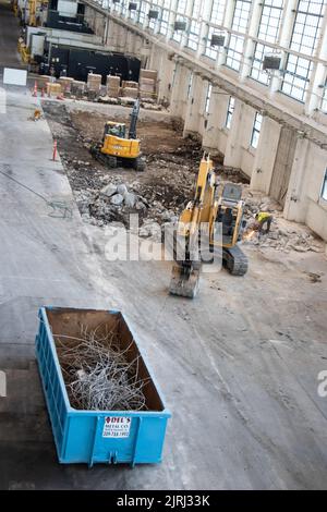 Das Rock Island Arsenal – Joint Manufacturing and Technology Center ist – buchstäblich – bahnbrechend für die Installation einer dicken Aluminiumlinie. Die Operation ermöglicht eine fortschrittlichere, robotisch gesteuerte Bearbeitung, Materialhaltung und Farbentfernung. Es wird voraussichtlich im Jahr 2023 in Betrieb sein. (USA Armeefoto von Debralee Lutgen/RIA-JMTC) Stockfoto