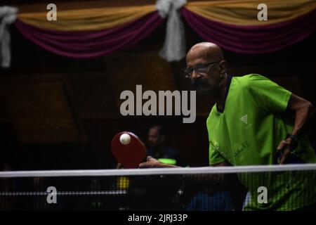 Srinagar, Indien. 24. August 2022. Die Masters National Table Tennis Championships 28., die von der J&K Tischtennis Association in Zusammenarbeit mit dem Indian Veterans Table Tennis Committee unter der Schirmherrschaft der Tischtennis Federation of India (durch das Komitee der Administratoren) organisiert werden und ordnungsgemäß vom Jammu and Kashmir Sports Council unterstützt werden. (Foto: Mubashir Hassan/Pacific Press) Quelle: Pacific Press Media Production Corp./Alamy Live News Stockfoto