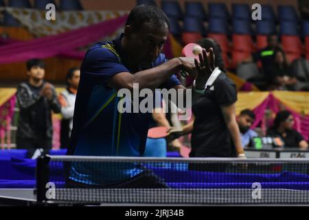 Srinagar, Indien. 24. August 2022. Die Masters National Table Tennis Championships 28., die von der J&K Tischtennis Association in Zusammenarbeit mit dem Indian Veterans Table Tennis Committee unter der Schirmherrschaft der Tischtennis Federation of India (durch das Komitee der Administratoren) organisiert werden und ordnungsgemäß vom Jammu and Kashmir Sports Council unterstützt werden. (Foto: Mubashir Hassan/Pacific Press) Quelle: Pacific Press Media Production Corp./Alamy Live News Stockfoto