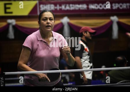 Srinagar, Indien. 24. August 2022. Die Masters National Table Tennis Championships 28., die von der J&K Tischtennis Association in Zusammenarbeit mit dem Indian Veterans Table Tennis Committee unter der Schirmherrschaft der Tischtennis Federation of India (durch das Komitee der Administratoren) organisiert werden und ordnungsgemäß vom Jammu and Kashmir Sports Council unterstützt werden. (Foto: Mubashir Hassan/Pacific Press) Quelle: Pacific Press Media Production Corp./Alamy Live News Stockfoto