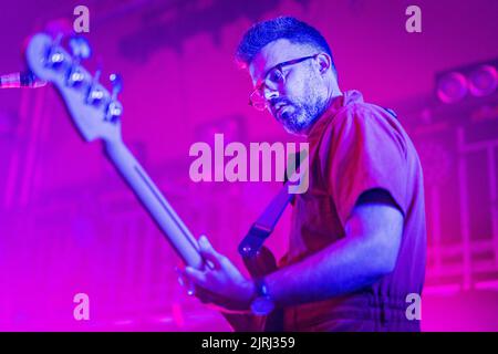 Edinburgh, Schottland. Mi, 24. August 2022. Die amerikanische Indie-Band Tune-Yards ist im Rahmen des Edinburgh Fringe Festivals 2022 auf der Bühne von Summerhall. Tune-Yards ist das kalifornische Musikprojekt von Merrill Garbus und Nate Brenner. Gegründet 2008, haben sie fünf Alben auf dem ikonischen 4AD Label veröffentlicht, wobei das jüngste ‘Sketchy’ im März 2021 veröffentlicht wurde. Stockfoto