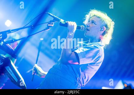 Edinburgh, Schottland. Mi, 24. August 2022. Die amerikanische Indie-Band Tune-Yards ist im Rahmen des Edinburgh Fringe Festivals 2022 auf der Bühne von Summerhall. Tune-Yards ist das kalifornische Musikprojekt von Merrill Garbus und Nate Brenner. Gegründet 2008, haben sie fünf Alben auf dem ikonischen 4AD Label veröffentlicht, wobei das jüngste ‘Sketchy’ im März 2021 veröffentlicht wurde. Stockfoto