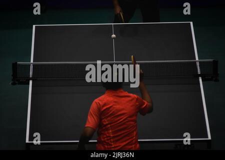 Srinagar, Indien. 24. August 2022. Die Masters National Table Tennis Championships 28., die von der J&K Tischtennis Association in Zusammenarbeit mit dem Indian Veterans Table Tennis Committee unter der Schirmherrschaft der Tischtennis Federation of India (durch das Komitee der Administratoren) organisiert werden und ordnungsgemäß vom Jammu and Kashmir Sports Council unterstützt werden. (Foto: Mubashir Hassan/Pacific Press) Quelle: Pacific Press Media Production Corp./Alamy Live News Stockfoto