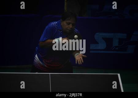 Srinagar, Indien. 24. August 2022. Die Masters National Table Tennis Championships 28., die von der J&K Tischtennis Association in Zusammenarbeit mit dem Indian Veterans Table Tennis Committee unter der Schirmherrschaft der Tischtennis Federation of India (durch das Komitee der Administratoren) organisiert werden und ordnungsgemäß vom Jammu and Kashmir Sports Council unterstützt werden. (Foto: Mubashir Hassan/Pacific Press) Quelle: Pacific Press Media Production Corp./Alamy Live News Stockfoto