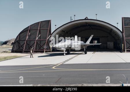 F-35A Lightning IIS wird der 134. Expeditionary Fighter Squadron, Vermont Air National Guard, zugewiesen und bereitet sich auf den Start für Schild- und Sicherheitsmissionen über Europa vom Luftwaffenstützpunkt Spangdahlem, Deutschland, 21. Juni 2022 vor. Flugzeuge und Flugzeuge aus Vermont's 158. Fighter Wing wurden im Rahmen der laufenden NATO-Bemühungen in Europa mehr als drei Monate lang nach Deutschland eingesetzt. (USA Foto der Air National Guard von Meister Sgt. Ryan Campbell) Stockfoto