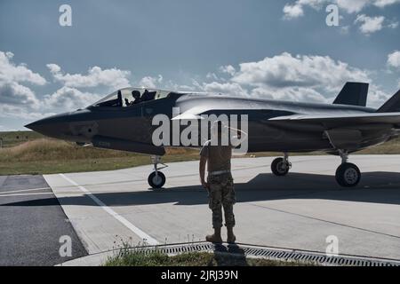 F-35A Lightning IIS wird der 134. Expeditionary Fighter Squadron, Vermont Air National Guard, zugewiesen und bereitet sich auf den Start für Schild- und Sicherheitsmissionen über Europa vom Luftwaffenstützpunkt Spangdahlem, Deutschland, 21. Juni 2022 vor. Flugzeuge und Flugzeuge aus Vermont's 158. Fighter Wing wurden im Rahmen der laufenden NATO-Bemühungen in Europa mehr als drei Monate lang nach Deutschland eingesetzt. (USA Foto der Air National Guard von Meister Sgt. Ryan Campbell) Stockfoto