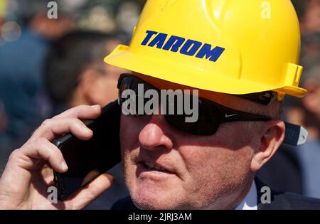 Bukarest, Rumänien - 06. April 2022: Narcis Pascu, Präsident der Vereinigten Gewerkschaft der Fluggesellschaft TAROM, protestiert bei einer Gewerkschaftskundgebung gegen U Stockfoto