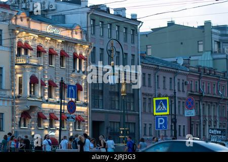 RUSSLAND, PETERSBURG - AUG 18, 2022: cartier Display Schaufenster Luxus-Haus Boutique Marke Zeichen, für Schmuck-Geschäft aus der Stadt für den Straßeneingang Stockfoto