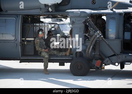 US Air Force Staff Sgt. Ryan Keeny, 45. Security Forces Squadron Military Working Dog Trainer, und U.S. Air Force Staff Sgt. Tilar Brooks, 45. SFS MWD Handler sitzt in einem HH60G Pave Hawk mit Debra, 45. SFS MWD am 23. August 2022 auf der Patrick Space Force Base, Fla. MWD Handler besuchen mehrere Formen des Trainings mit ihrem zugewiesenen MWD, um die Einsatzbereitschaft zu gewährleisten. (USA Space Force Foto von Senior Airman Samuel Becker) Stockfoto