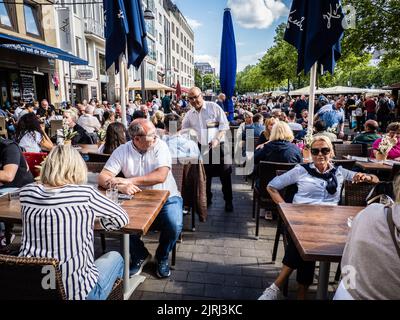 Einheimische und Touristen genießen ein Wein- und Bierfest in Köln Stockfoto