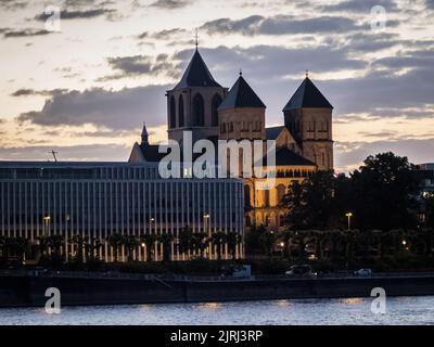 Basilika St. Cunibert am Abend, Köln Deutschland Stockfoto