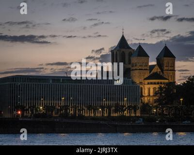 Basilika St. Cunibert, Köln am Abend über den Rhein gesehen Stockfoto