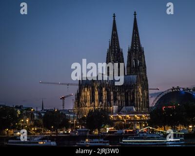 Der große Kölner Dom am Abend Stockfoto